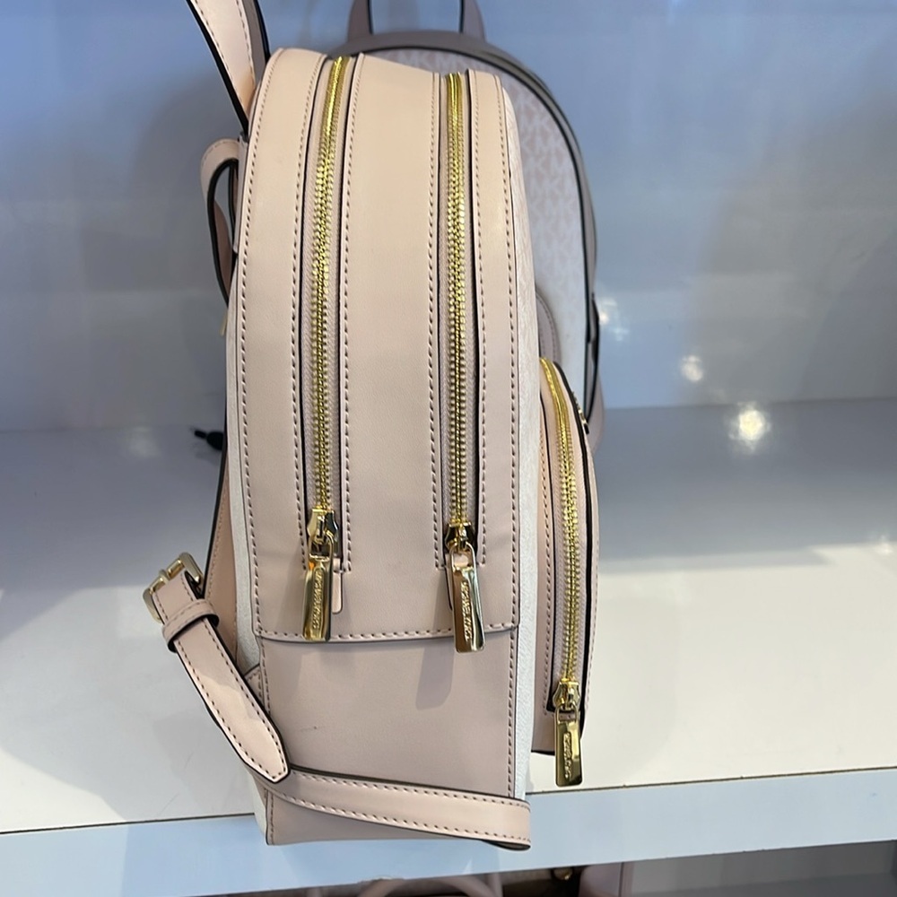 MICHAEL KORS Jaycee Medium Ombré Signature Logo Backpack
Powder Blush
NWT - Picture 4 of 15